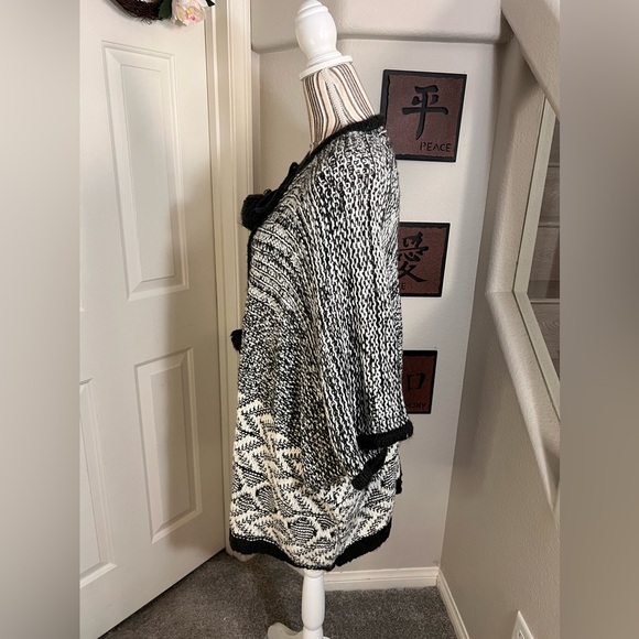 Aerie $55 Gray Knitted Wool Cape Poncho Kaftan Chunky Sweater Pom Pom One Size - Picture 9 of 10